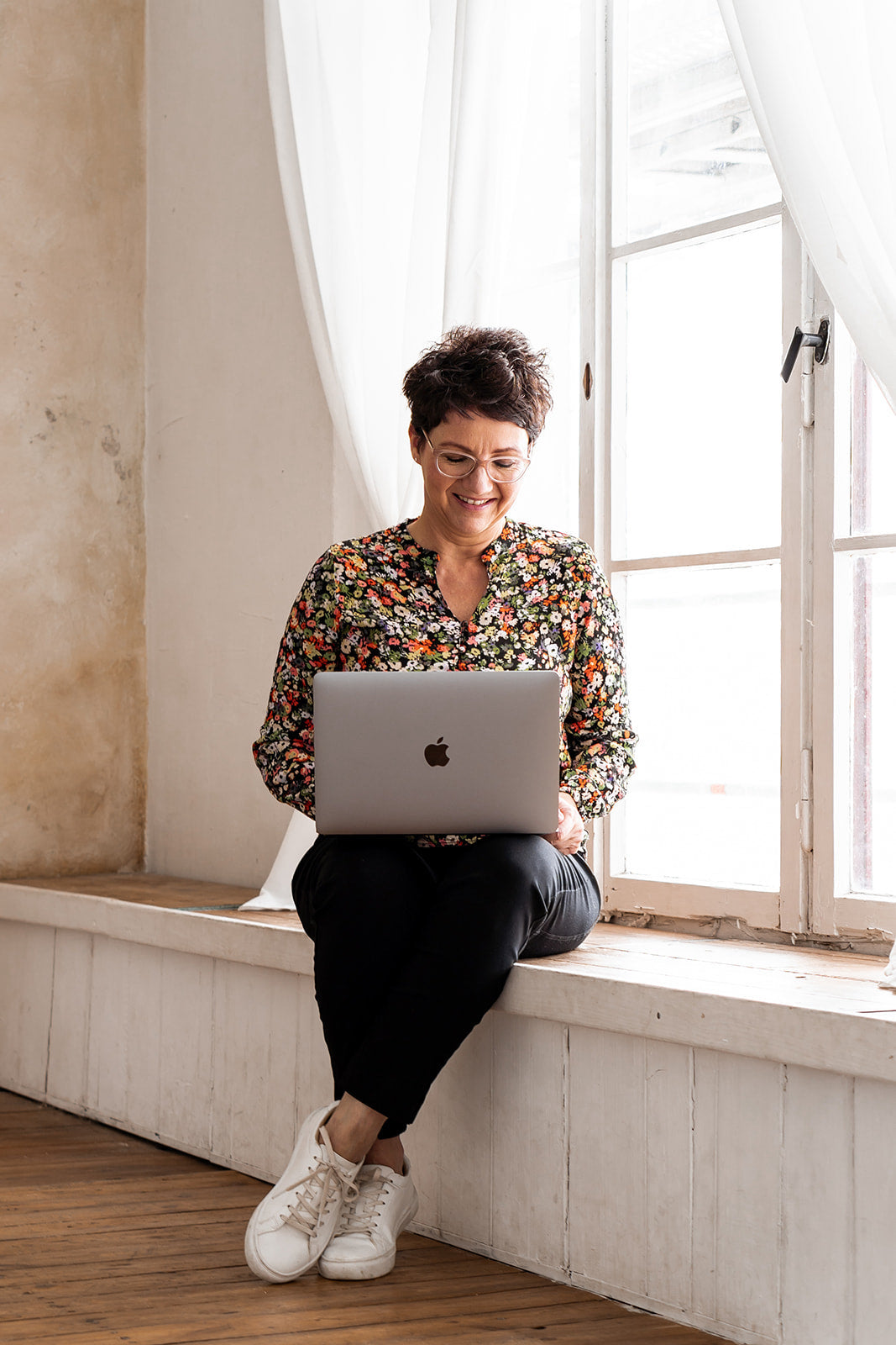 Manuela Büttner mit Laptop auf dem Schoß